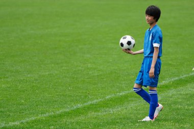 Futbol maçında top fırlatmak