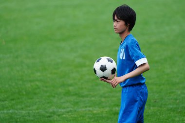 Futbol maçında top fırlatmak