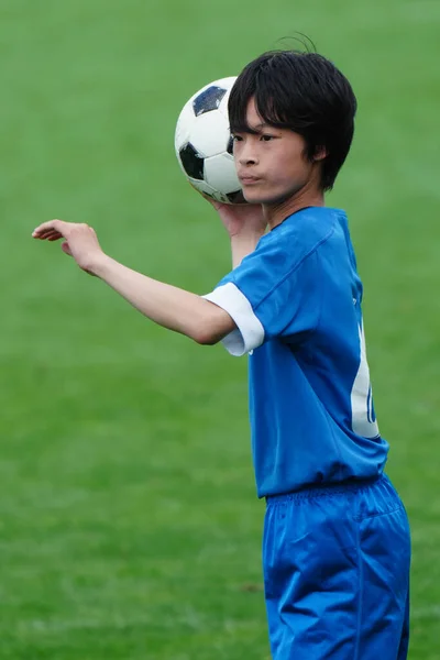 Rzucanie Piłki Piłce Nożnej Gry — Zdjęcie stockowe