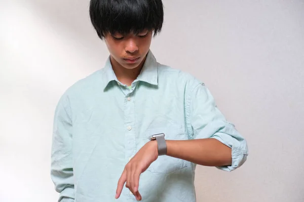 Hombre Joven Con Smartwatch Japón —  Fotos de Stock