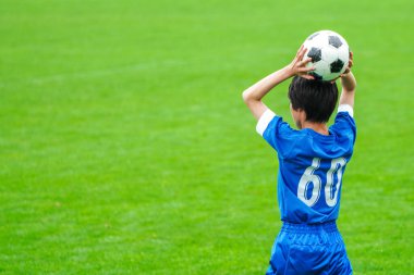 Futbol maçında top fırlatmak