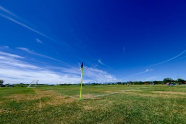 futbol sahası ve mavi gökyüzü