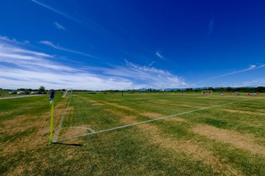 futbol sahası ve mavi gökyüzü