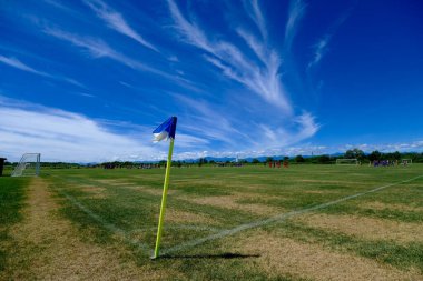 futbol sahası ve mavi gökyüzü