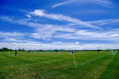 futbol sahası ve mavi gökyüzü