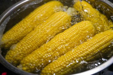 Mutfakta mısır kaynat.