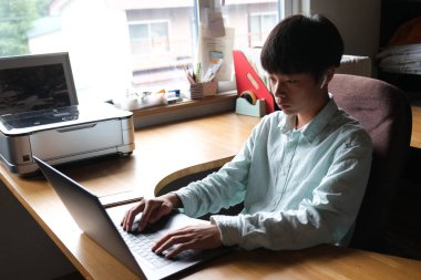 Japonya 'daki evden çalışmak için.