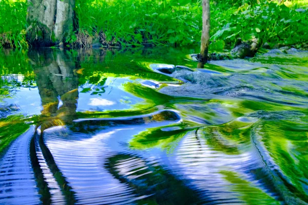 北海道夏季河水反射 — 图库照片