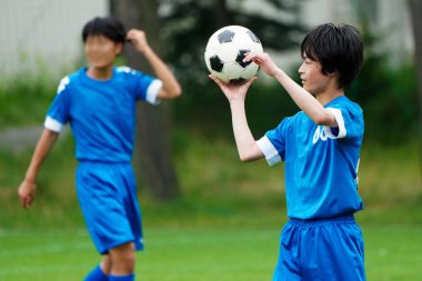 Futbol maçında top fırlatmak