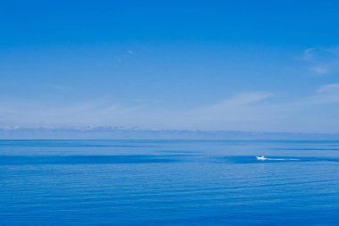 Mavi deniz ve mavi gökyüzü rishiri adasında