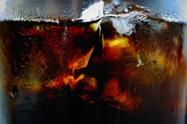 Kafedeki buzlu kahveyi kapat.