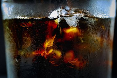 Kafedeki buzlu kahveyi kapat.