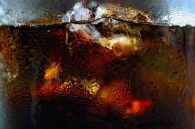 Kafedeki buzlu kahveyi kapat.