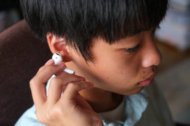 Japonya 'da kulaklık takan çocuk.