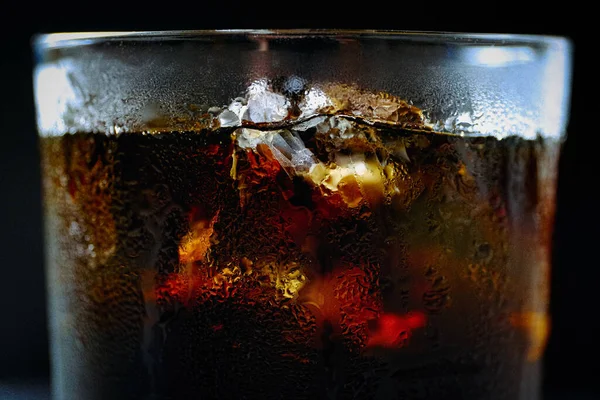 Kafedeki buzlu kahveyi kapat.