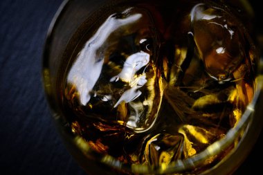 Barda bir bardak viski.