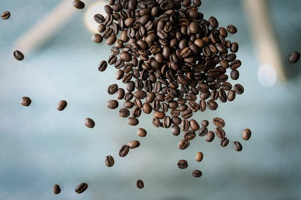 Kahve çekirdekleri açık masada.