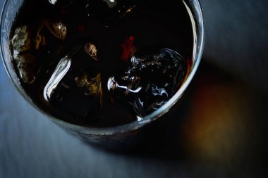 Kafede buzlu kahve ve buz.