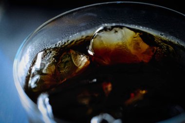 Kafede buzlu kahve ve buz.