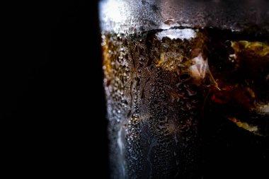 Kafede buzlu kahve ve buz.