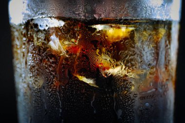 Kafede buzlu kahve ve buz.