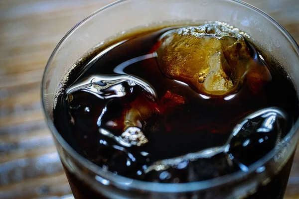 Kafede buzlu kahve ve buz.