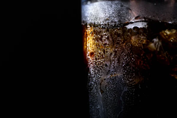 Kafede buzlu kahve ve buz.