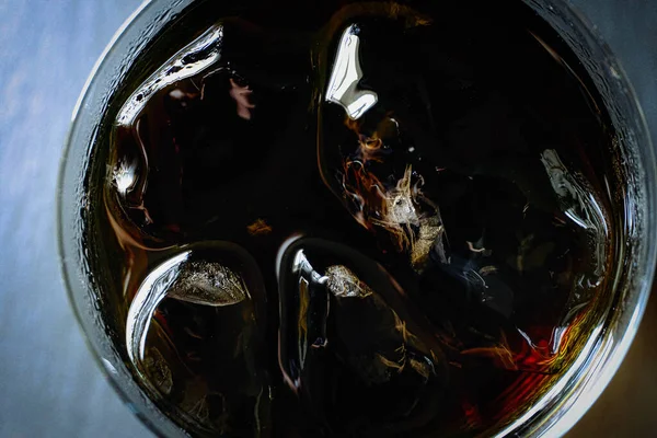 Kafede buzlu kahve ve buz.