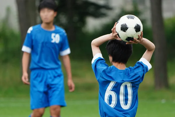 サッカーの試合でボールを投げ — ストック写真