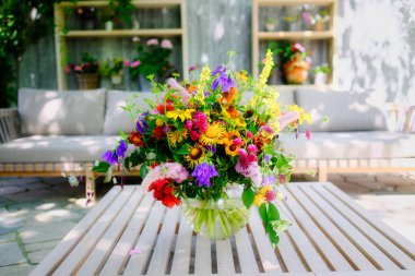 Beyaz masada çiçek süslemesi