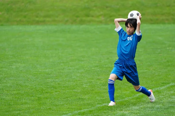 Rzucanie Piłki Piłce Nożnej Gry — Zdjęcie stockowe