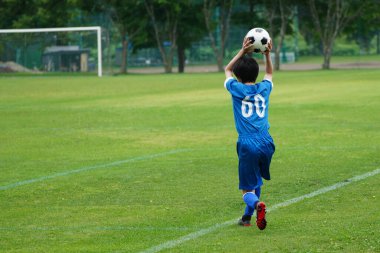 Futbol maçında top fırlatmak