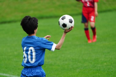 Futbol maçında top fırlatmak