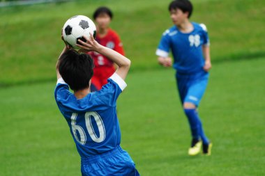 Futbol maçında top fırlatmak