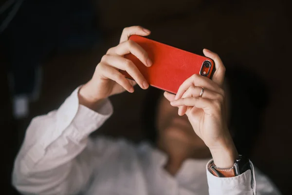 Woman Hold Red Smart Phone — Stock Photo, Image