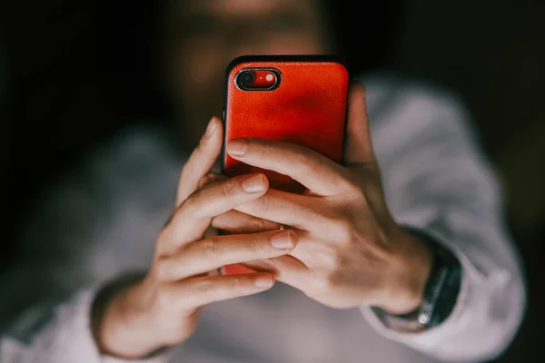 Woman Hold Red Smart Phone — Stock Photo, Image