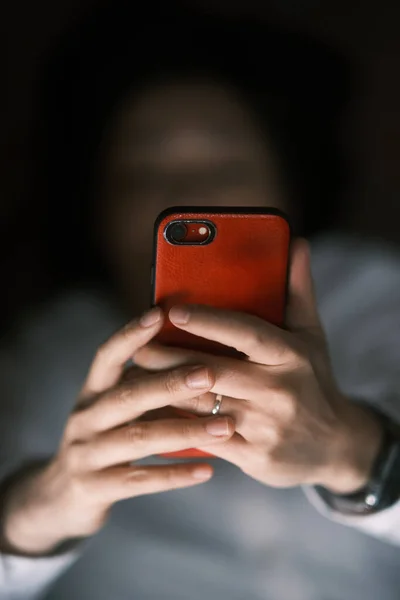 Woman Hold Red Smart Phone — Stock Photo, Image