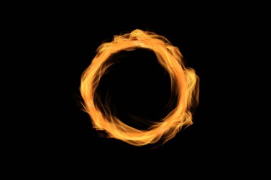 Siyah arkaplanda alevler halkası