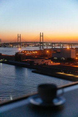 Bir fincan kahve ve gece görüşü.