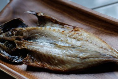 Kurutulmuş uskumru masada.