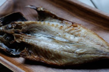 Kurutulmuş uskumru masada.