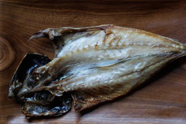 Kurutulmuş uskumru masada.