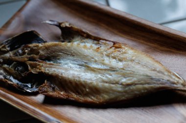 Kurutulmuş uskumru masada.