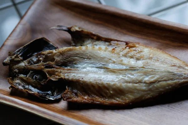 Kurutulmuş uskumru masada.