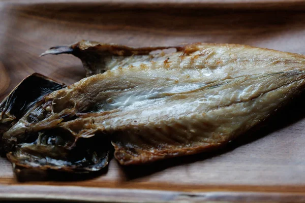 Kurutulmuş uskumru masada.