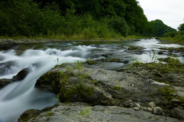 Nehir yavaş bir kepenkle fotoğraflandı