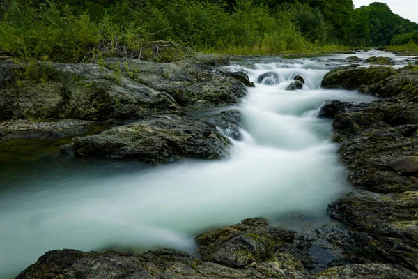 Nehir yavaş bir kepenkle fotoğraflandı