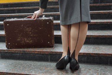 Kız adımlar üzerinde eski çanta el uzanır