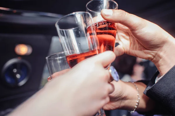 Hände mit rosa Champagnergläsern — Stockfoto