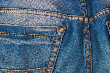 Boş gerçek deri jeans etiket üzerinde yıpranmış eski mavi kot pantolon diktim. Denim arka plan, kot pantolon, kot closeup yüzeyi.